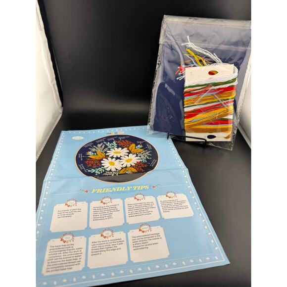 New Folk Floral Embroidery Kit - No. 646 - Picture 3 of 4